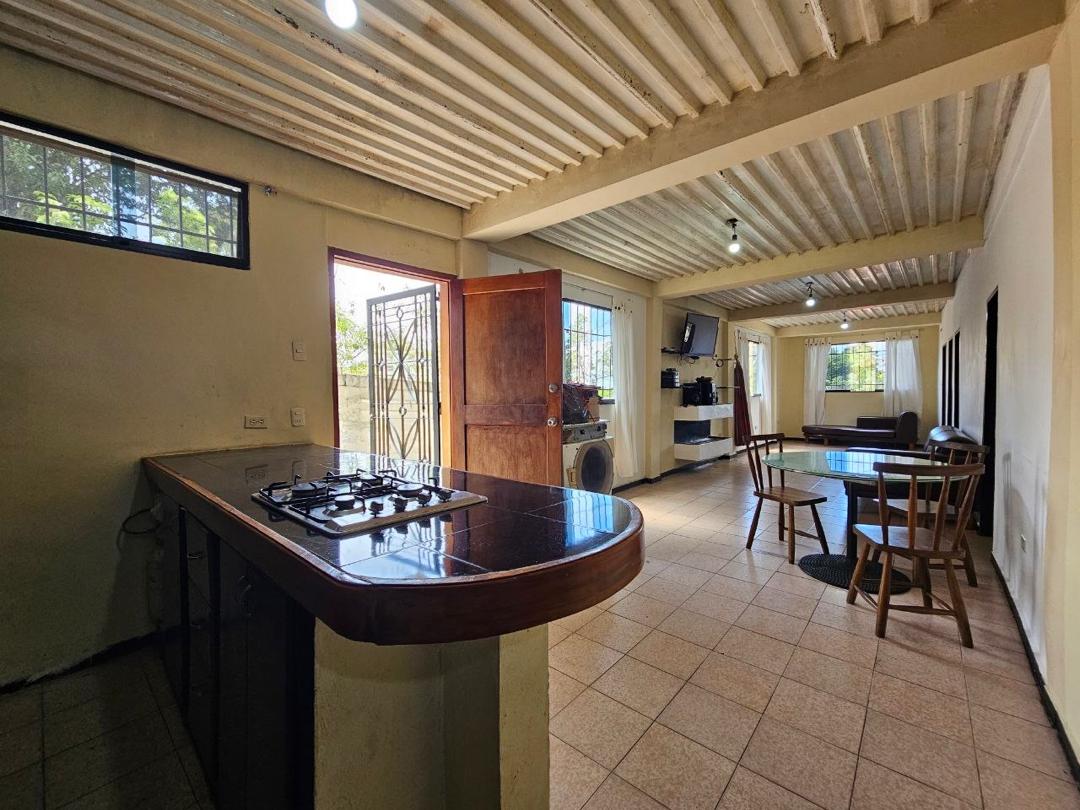 HERMOSA CASA UBICADA EN EL JUNQUITO ANTES DEL PUEBLO  - 2