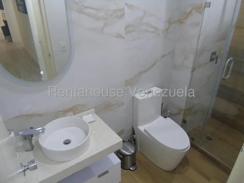 Apartamento (1 Nivel) en Alquiler en Los Palos Grandes, Distrito Metropolitano - 16