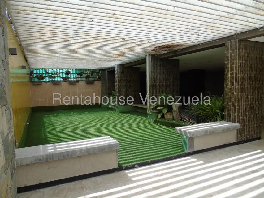 Apartamento (1 Nivel) en Alquiler en Los Palos Grandes, Distrito Metropolitano - 24