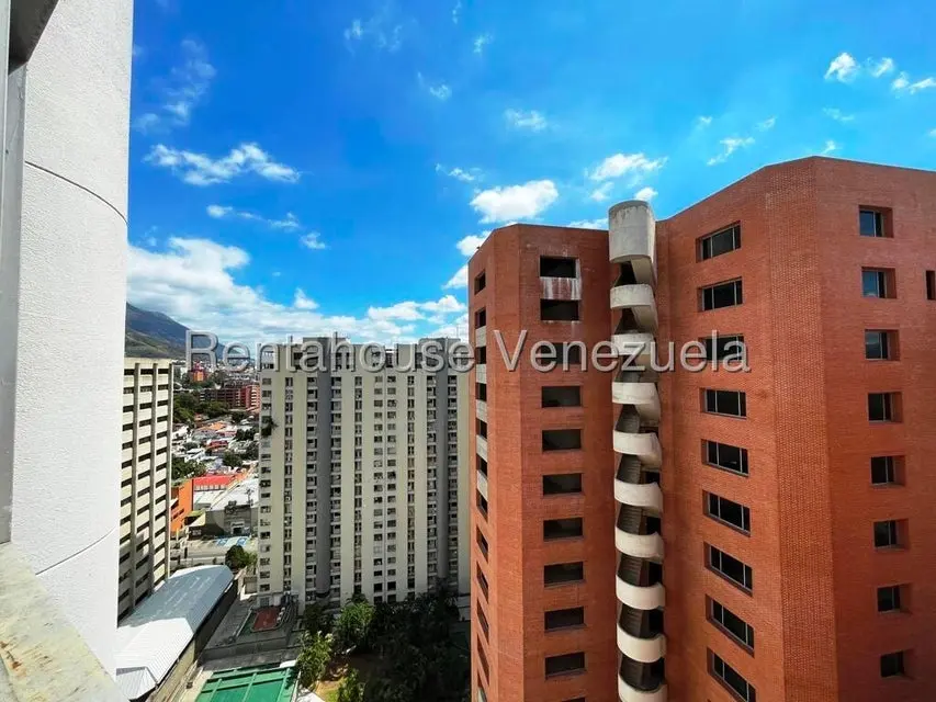 Apartamento (Penthouse) en Venta en Los Dos Caminos, Distrito Metropolitano - 15