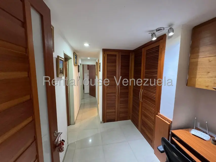 Apartamento (1 Nivel) en Alquiler en Los Palos Grandes, Distrito Metropolitano - 11