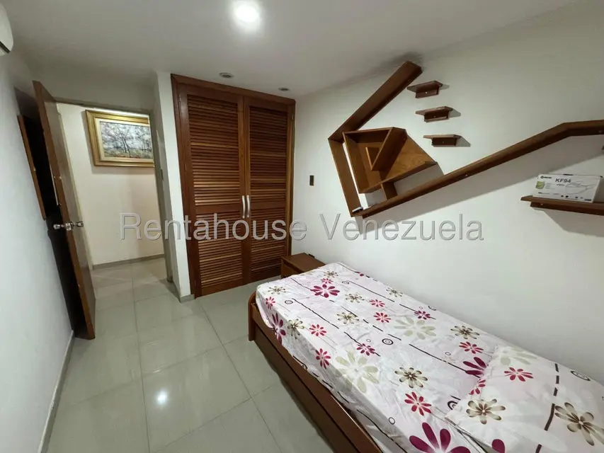 Apartamento (1 Nivel) en Alquiler en Los Palos Grandes, Distrito Metropolitano - 12