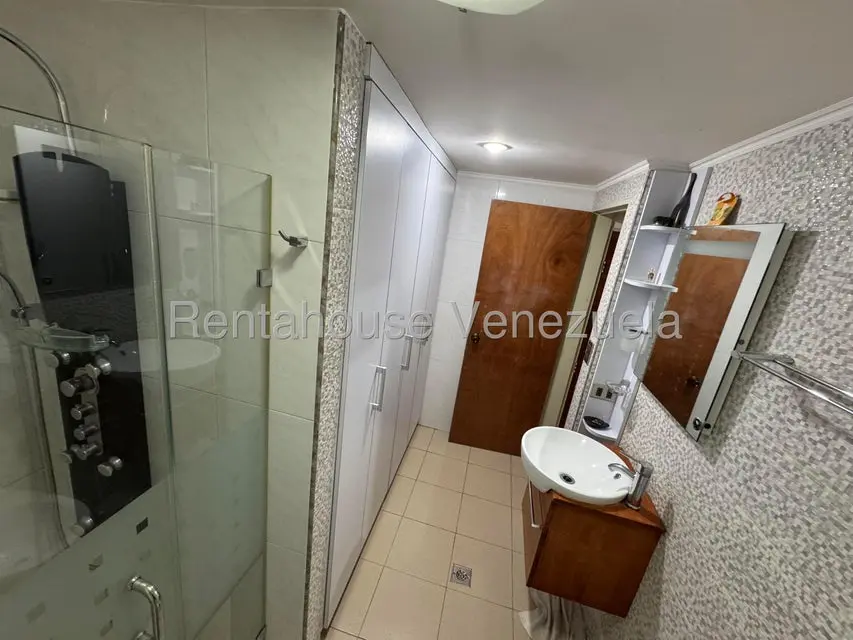 Apartamento (1 Nivel) en Alquiler en Los Palos Grandes, Distrito Metropolitano - 19