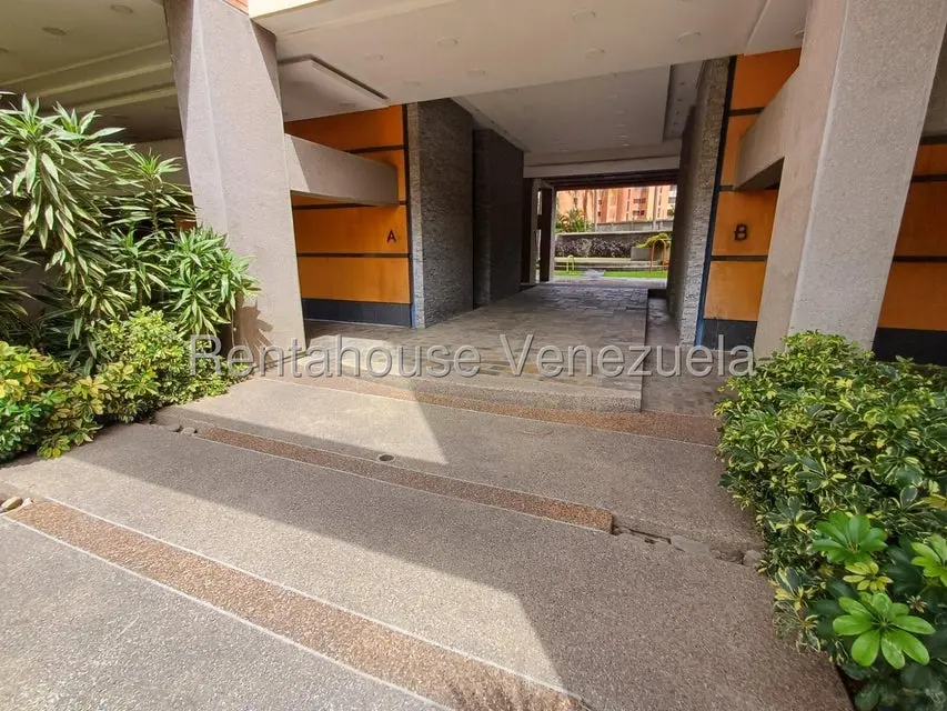 Apartamento (1 Nivel) en Alquiler en Los Dos Caminos, Distrito Metropolitano - 2