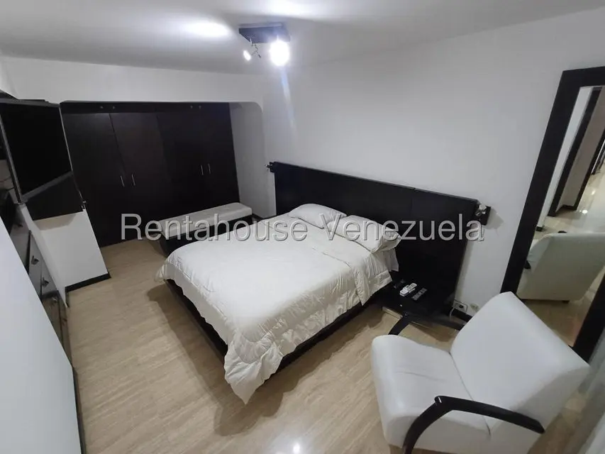 Apartamento (1 Nivel) en Alquiler en Los Dos Caminos, Distrito Metropolitano - 13