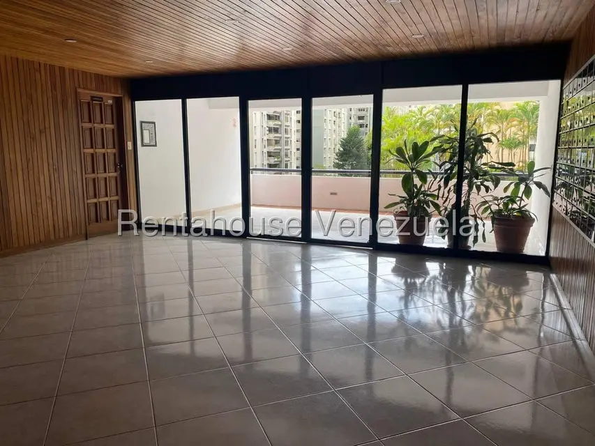 Apartamento (1 Nivel) en Alquiler en El Cigarral, Distrito Metropolitano - 4