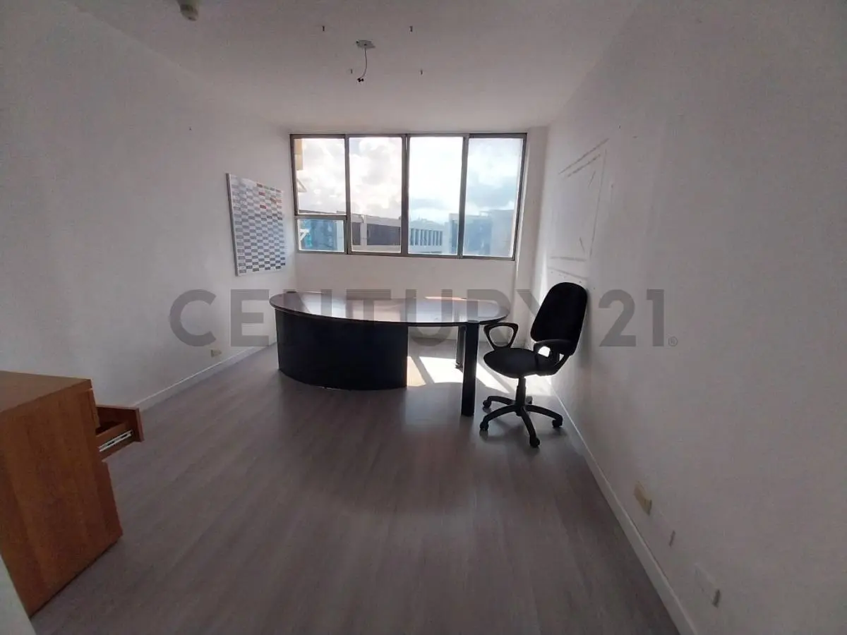 Oficina semi-amoblada en Alquiler en El Rosal - 2