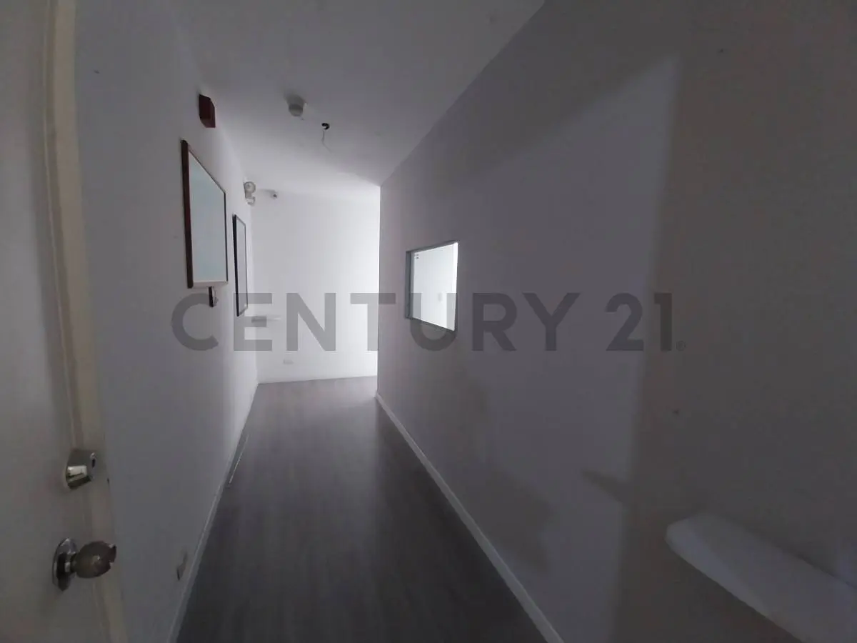 Oficina semi-amoblada en Alquiler en El Rosal - 8