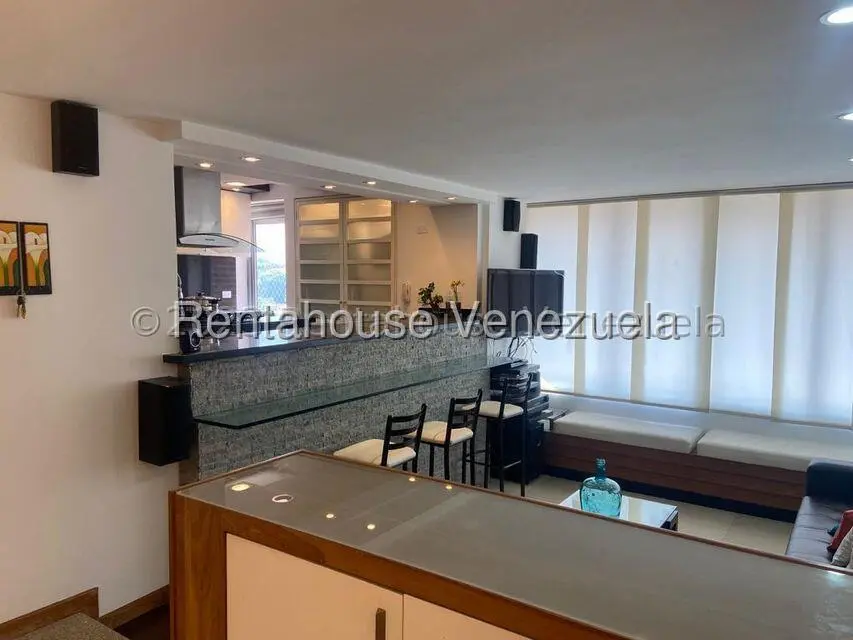 Apartamento (1 Nivel) en Alquiler en Los Dos Caminos, Distrito Metropolitano - 2