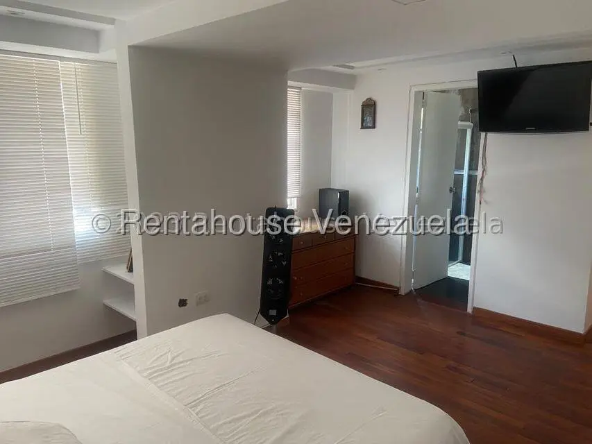 Apartamento (1 Nivel) en Alquiler en Los Dos Caminos, Distrito Metropolitano - 12
