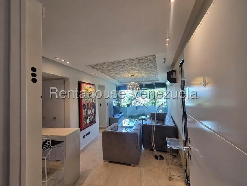 Apartamento (1 Nivel) en Alquiler en El Cigarral, Distrito Metropolitano - 2
