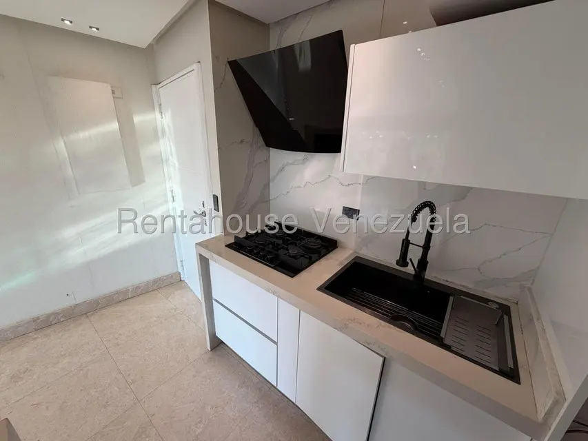 Apartamento (1 Nivel) en Alquiler en El Cigarral, Distrito Metropolitano - 4