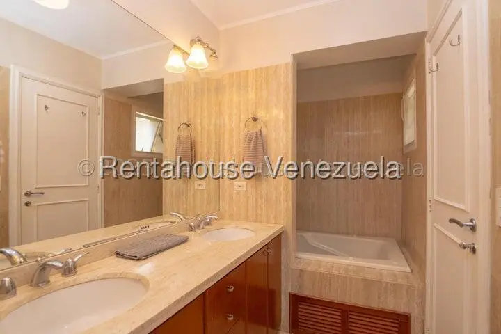 Townhouse (Multiples Niveles) en Venta en Los Naranjos del Cafetal, Distrito Metropolitano - 25