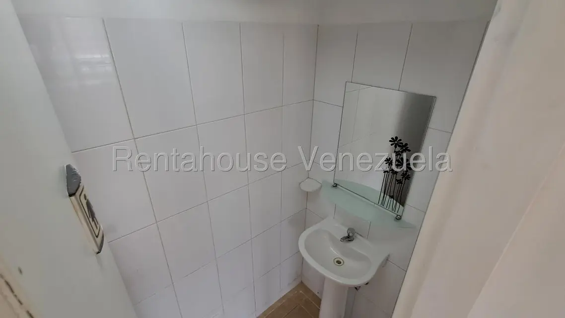 Comercial (Oficina) en Alquiler en Los Dos Caminos, Distrito Metropolitano - 13