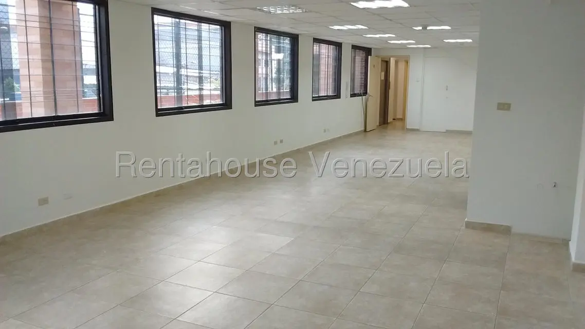 Comercial (Oficina) en Alquiler en Los Dos Caminos, Distrito Metropolitano - 4
