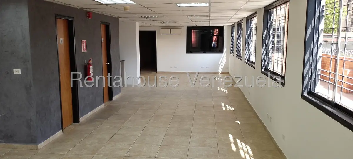 Comercial (Oficina) en Alquiler en Los Dos Caminos, Distrito Metropolitano - 6