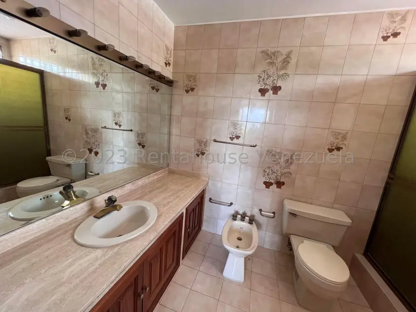 Casa (Multipes Niveles) en Venta en Cumbres de Curumo, Distrito Metropolitano - 25