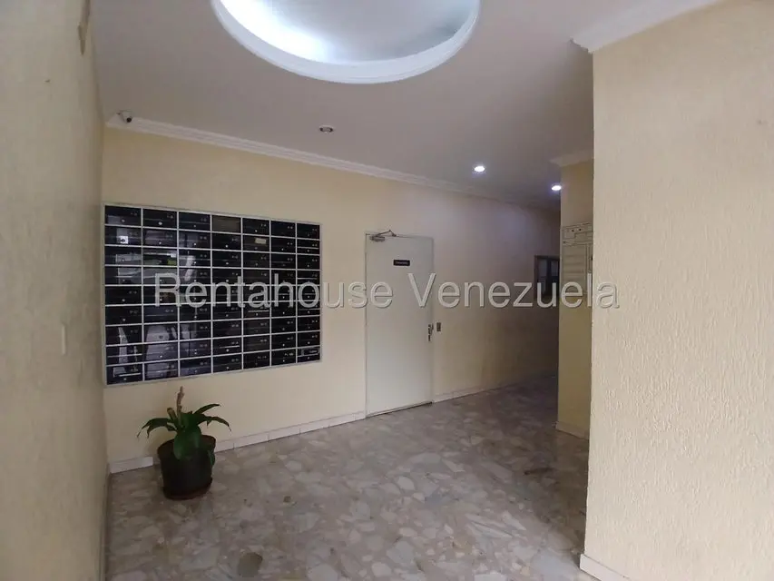 Apartamento (1 Nivel) en Alquiler en La Carlota, Distrito Metropolitano - 2
