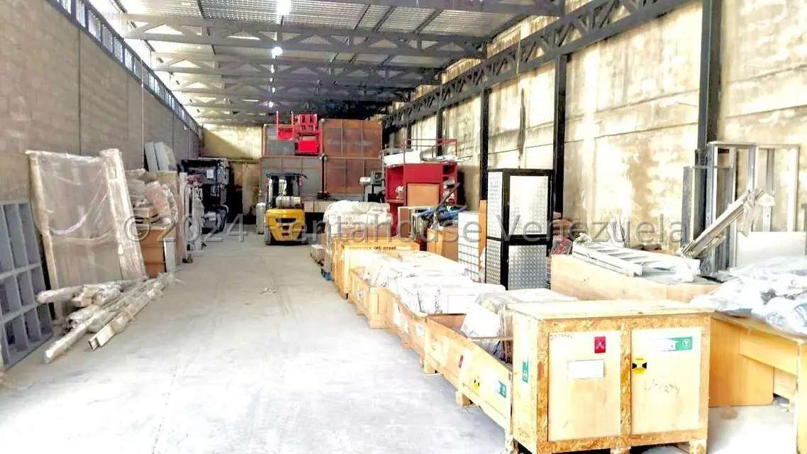 Comercial (Galpon - Deposito) en Venta en Parque Caiza, Distrito Metropolitano - 2