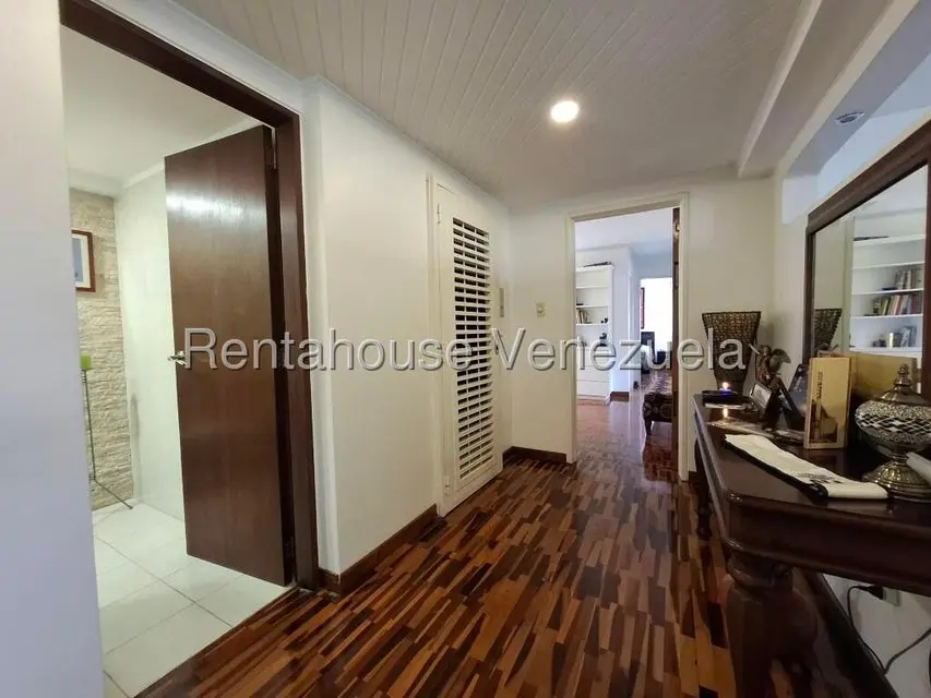 Apartamento (Duplex) en Alquiler en Colinas de Valle Arriba, Distrito Metropolitano - 12