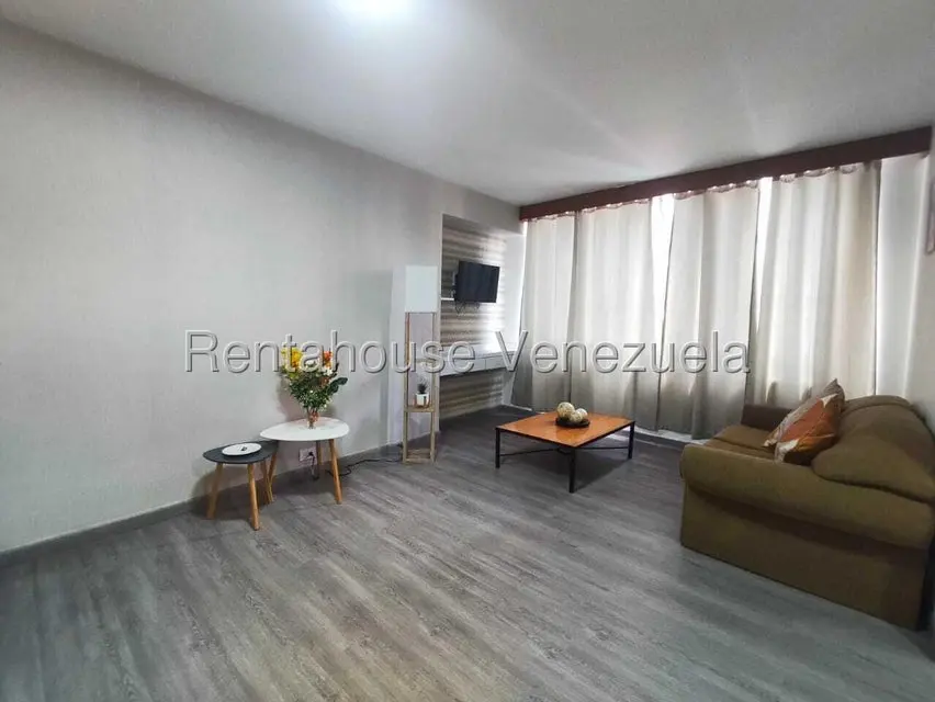 Apartamento (1 Nivel) en Alquiler en Los Palos Grandes, Distrito Metropolitano - 12