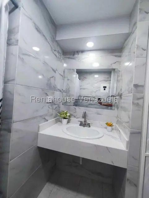 Apartamento (1 Nivel) en Alquiler en Los Palos Grandes, Distrito Metropolitano - 15
