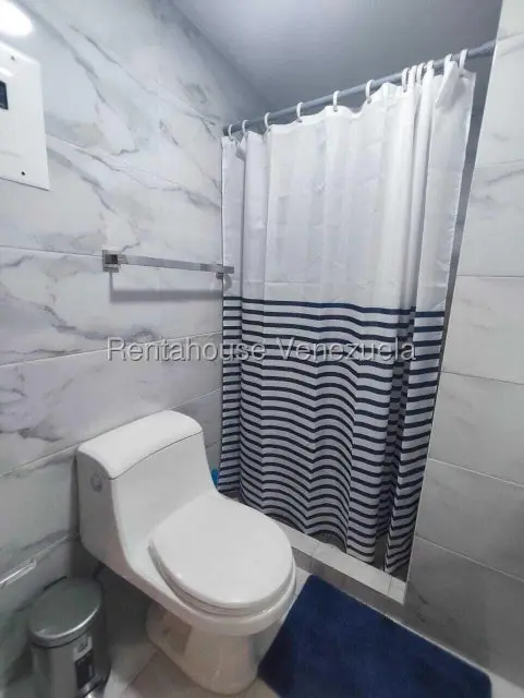 Apartamento (1 Nivel) en Alquiler en Los Palos Grandes, Distrito Metropolitano - 16