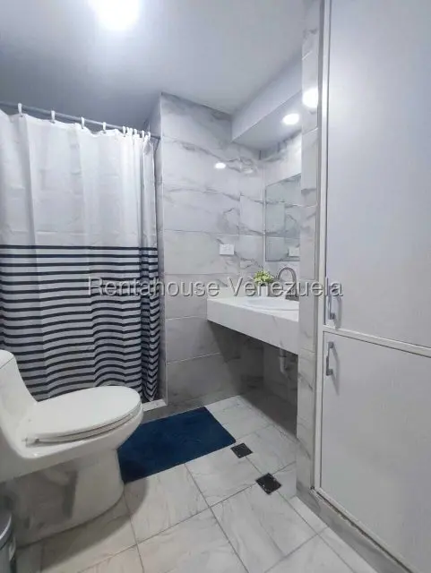 Apartamento (1 Nivel) en Alquiler en Los Palos Grandes, Distrito Metropolitano - 17