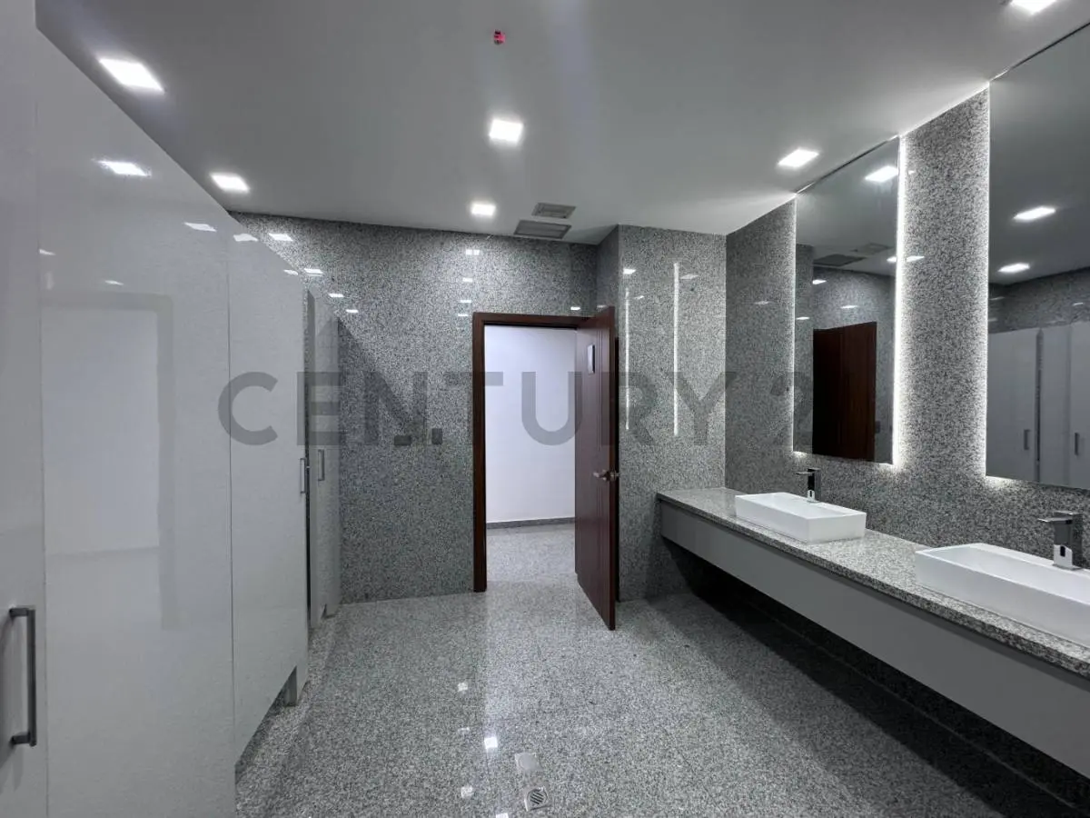 Oficina disponible en venta o alquiler — 12