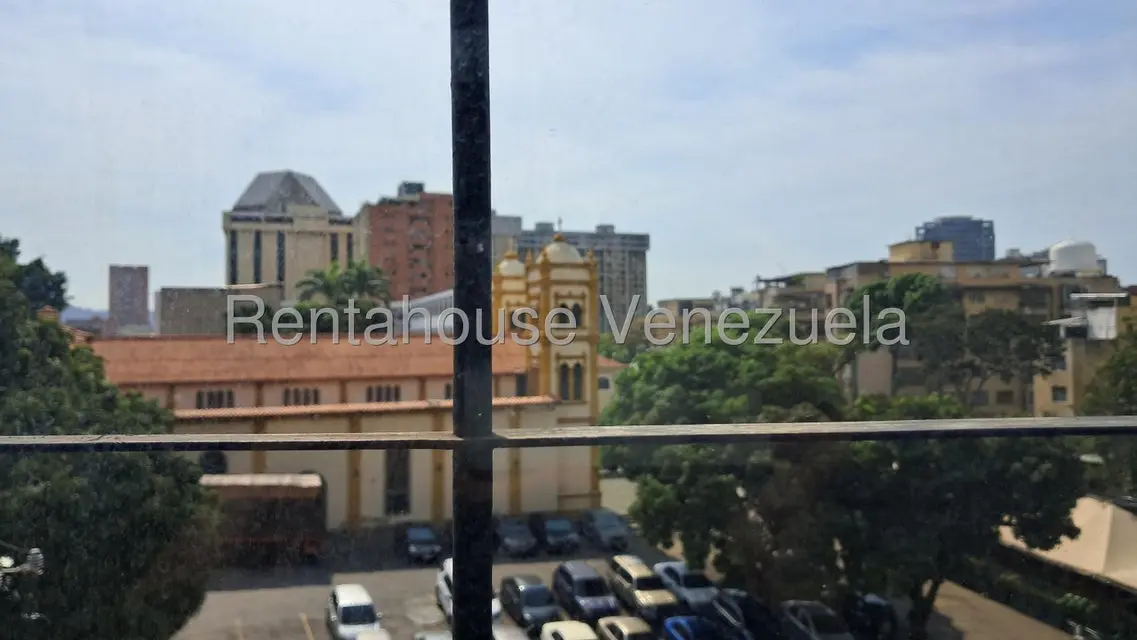 Comercial (Oficina) en Alquiler en Los Dos Caminos, Distrito Metropolitano - 18