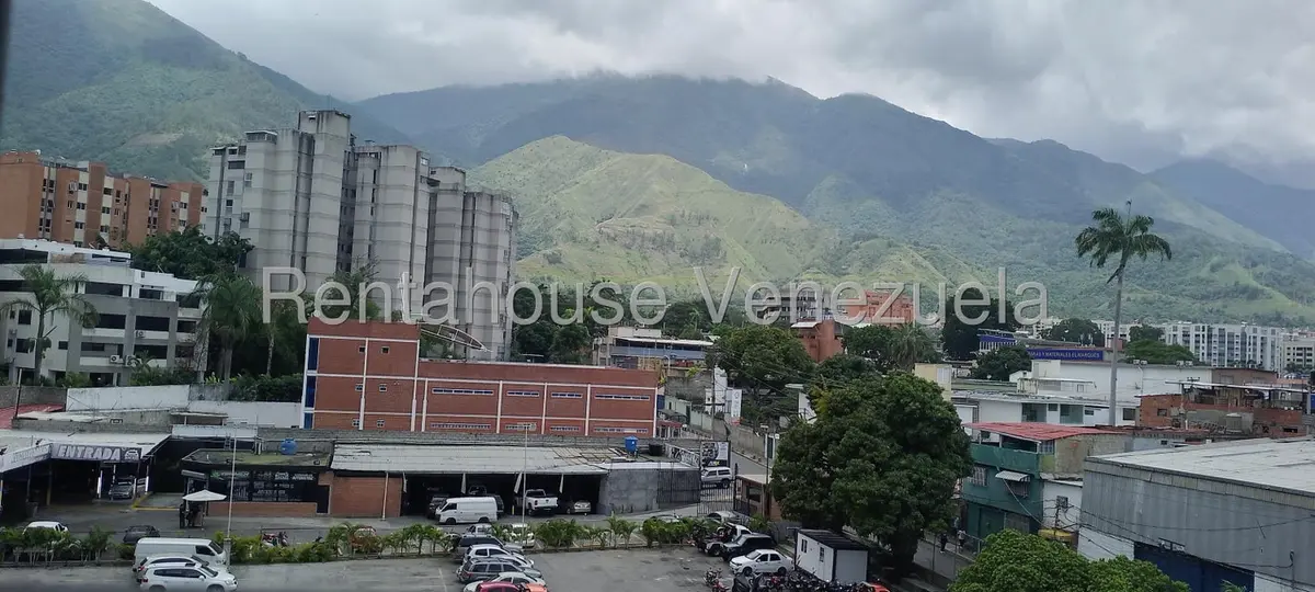 Comercial (Oficina) en Alquiler en Los Dos Caminos, Distrito Metropolitano - 25
