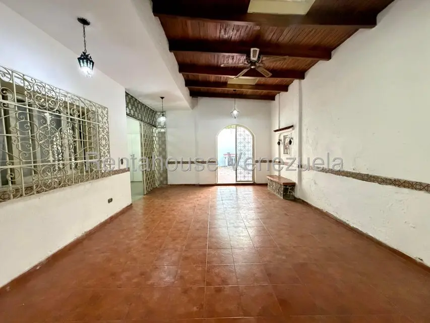 Comercial (Galpon - Deposito) en Alquiler en La Floresta, Distrito Metropolitano - 2