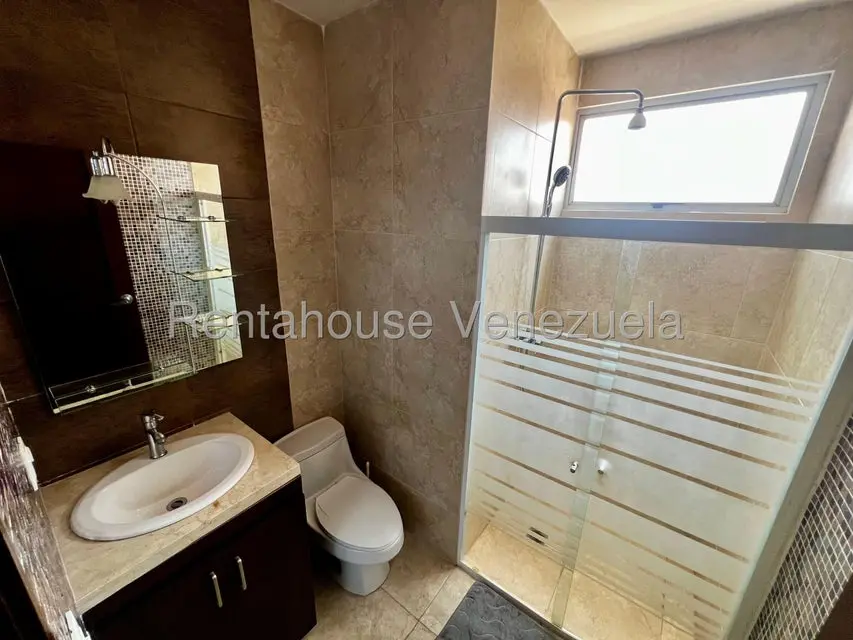 Apartamento (1 Nivel) en Alquiler en Zona Este, Lara - 26