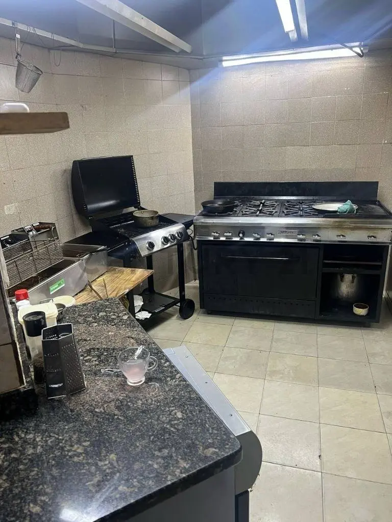 Excelente local de 150 mts2 en venta en el Centro Comercial Refugio. - 9