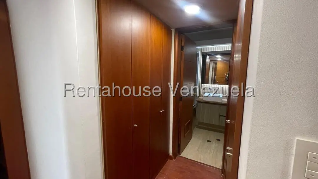 Apartamento (1 Nivel) en Alquiler en Lomas de Prados del Este, Distrito Metropolitano - 12
