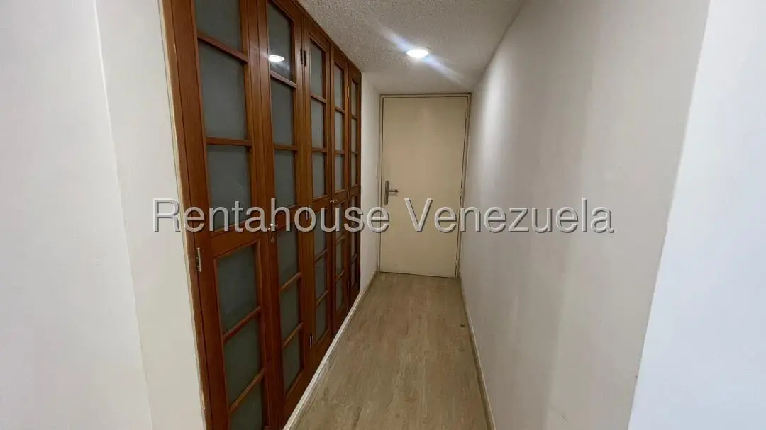 Apartamento (1 Nivel) en Alquiler en Lomas de Prados del Este, Distrito Metropolitano - 16