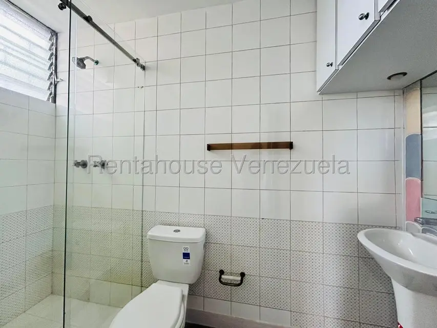 Apartamento (1 Nivel) en Alquiler en Los Palos Grandes, Distrito Metropolitano - 19