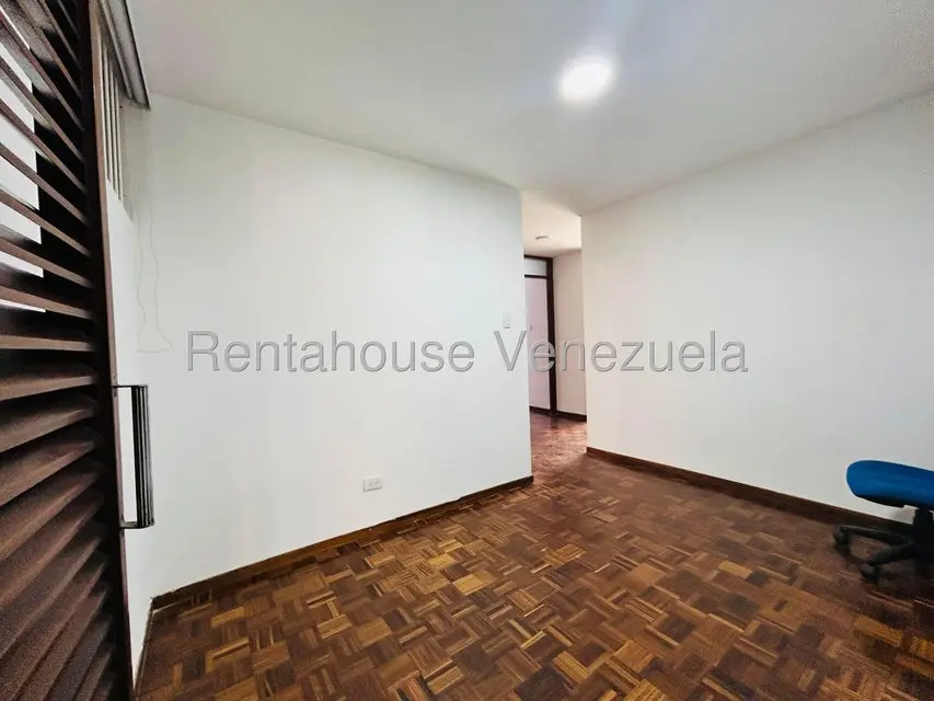 Apartamento (1 Nivel) en Alquiler en Los Palos Grandes, Distrito Metropolitano - 31