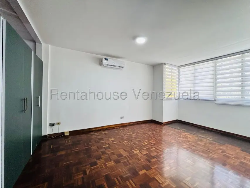 Apartamento (1 Nivel) en Alquiler en Los Palos Grandes, Distrito Metropolitano - 35