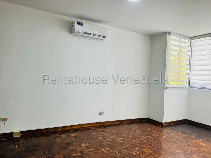 Apartamento (1 Nivel) en Alquiler en Los Palos Grandes, Distrito Metropolitano - 36
